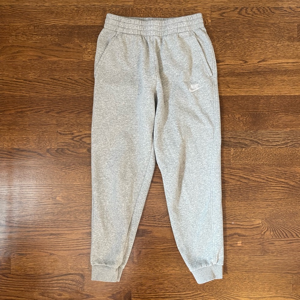 Nike Big Kids Grey Sportswear Club Fleece joggers - size large
